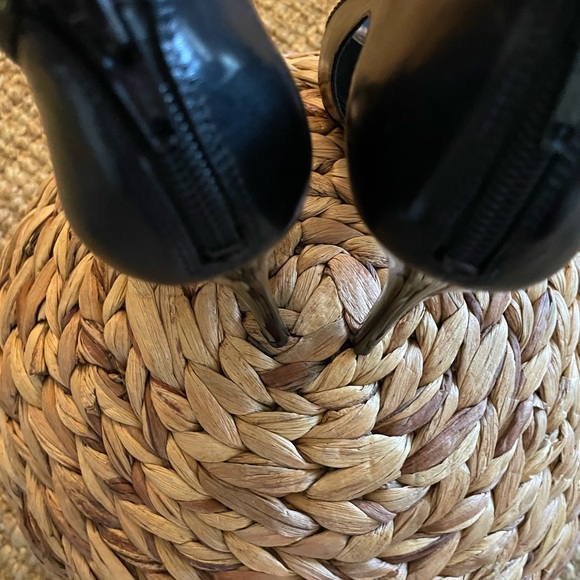 Carlos open toes pumps with a 4” heel size 5.5 - Picture 7 of 10